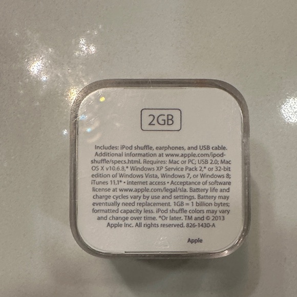 Apple iPod Shuffle Metallic Gray 2GB 4th generation Factory Sealed NIB - Picture 3 of 5